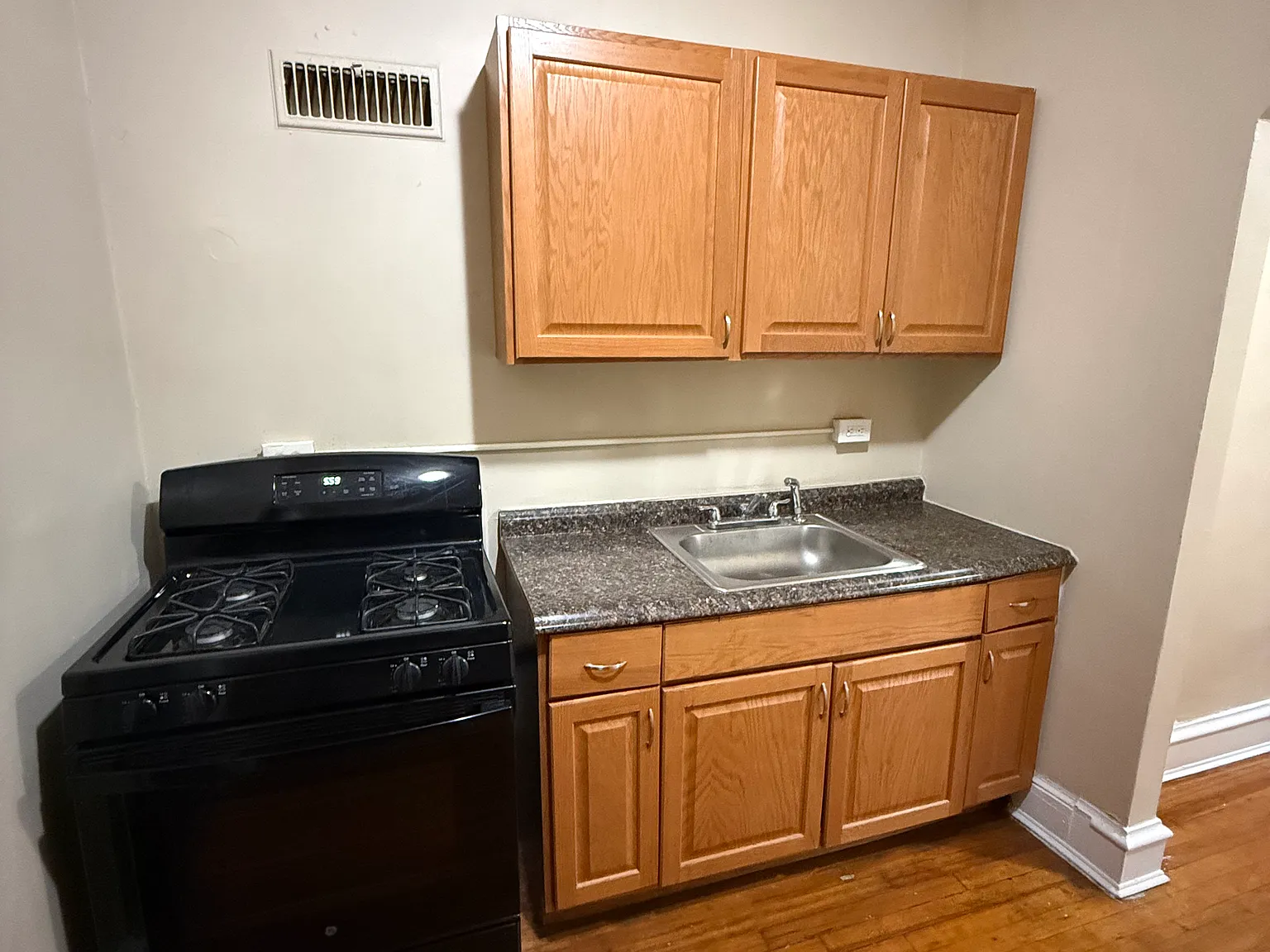 250 Farmington Avenue Laurel St — Photo 3