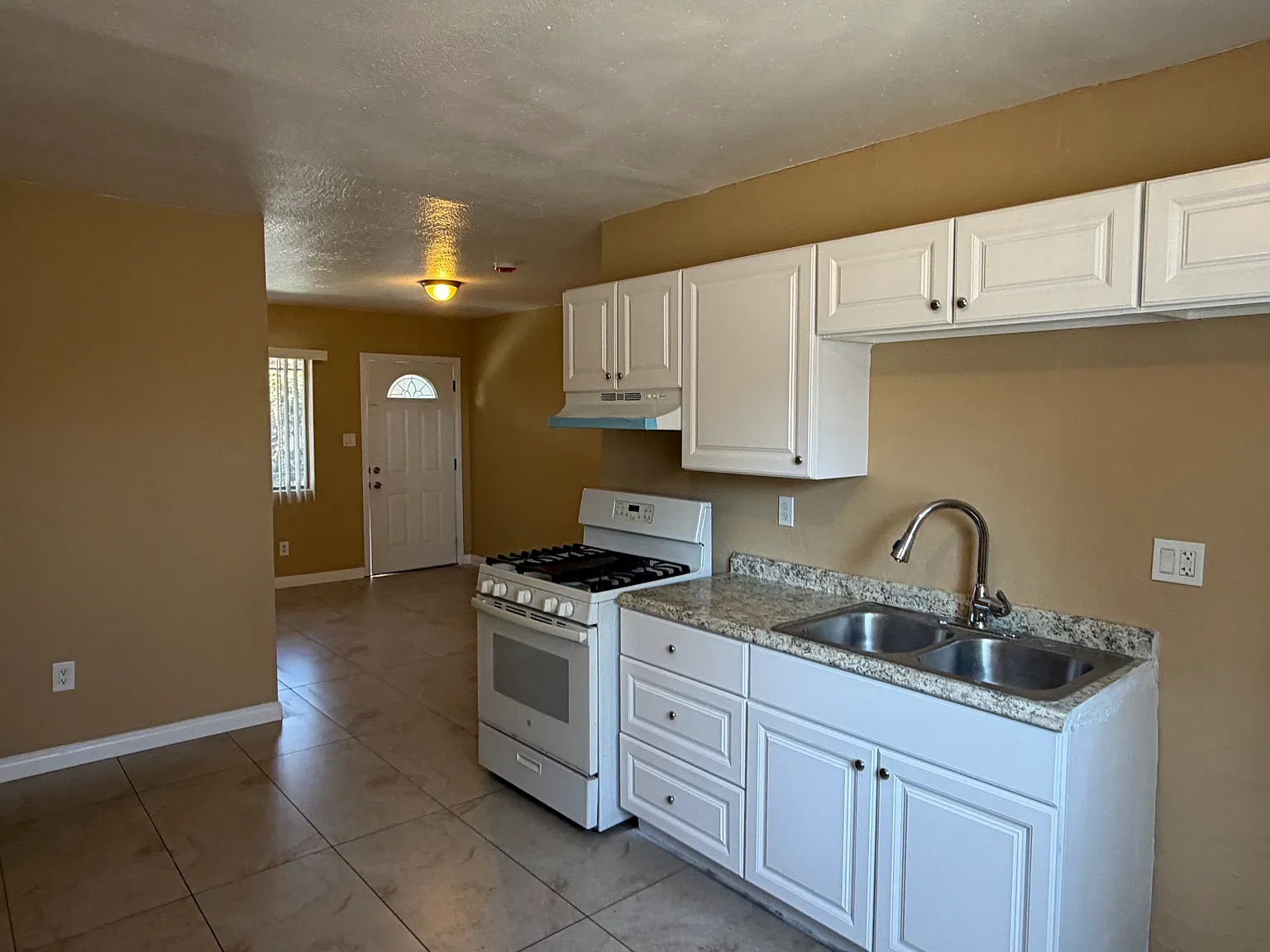 3 bed, $2,700 — Photo 2