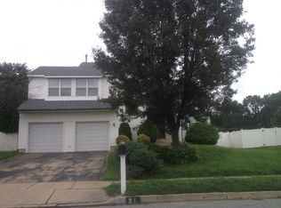 21 Orlando Dr, Sicklerville, NJ 08081