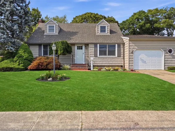 391 Oakwood Avenue, West Islip, NY 11795