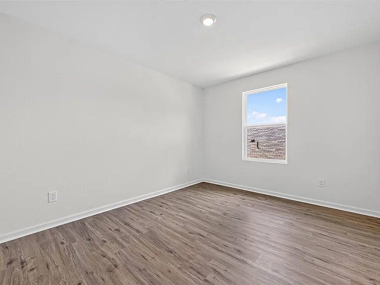 654 Amesbury Rd — Photo 32