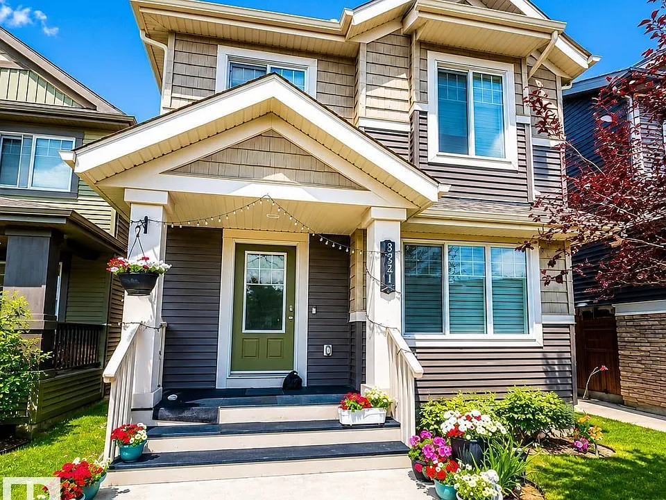 3221 Cherry Cres SW