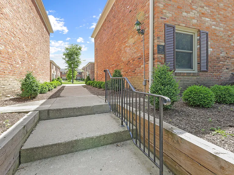 943 Manor Ln — Photo 33
