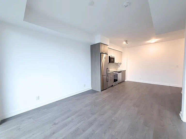 75 James St S #824 — Photo 8