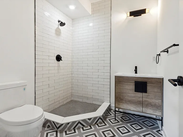 1533 N Sydenham St #A — Photo 5