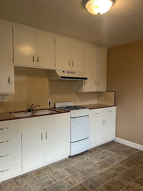 1st image of 121 Pleasant Ave APT 3