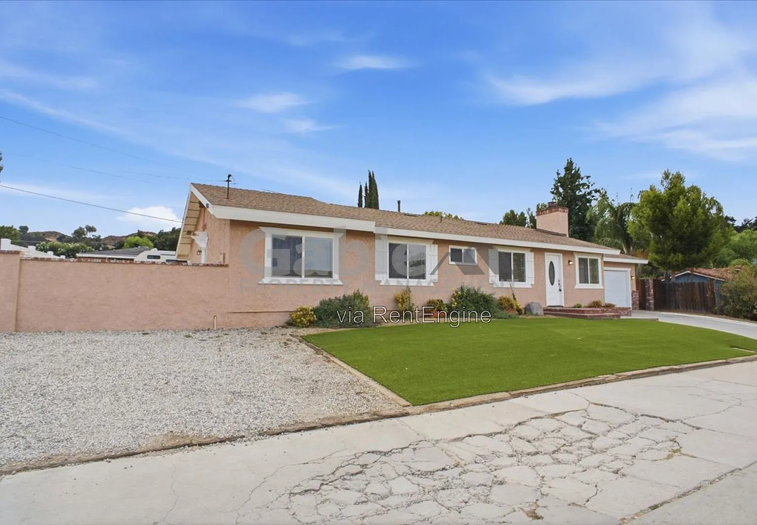 4 bed, 2.0 bath, 2010 sqft, $3,900 — Photo 2