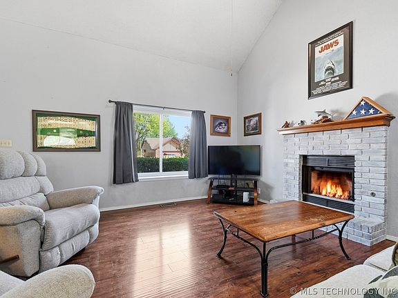 3rd image of 10026 S 93rd Ave E
