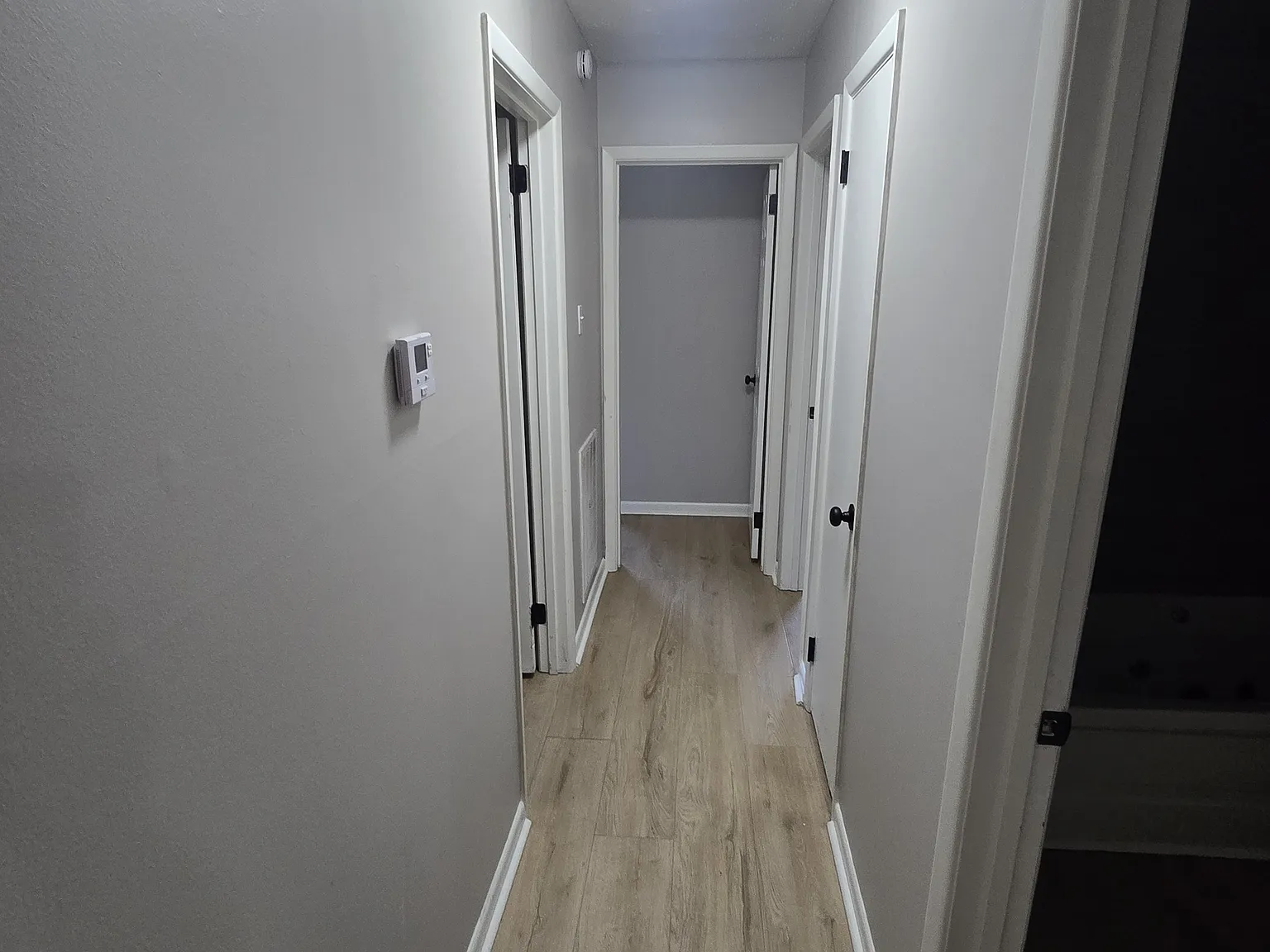 Comfortable 3-Bedroom Brick Home with Fireplace & Fenced Backyard — Photo 4