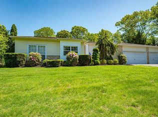 15 English Ivy Ln, Lake Grove, NY 11755