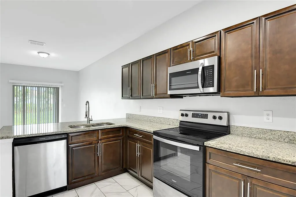 3 bed, 2.0 bath, 1162 sqft, $2,100 — Photo 3