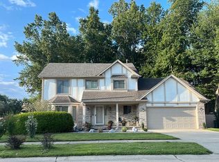 19073 Parkwood Ln, Brownstown, MI 48183