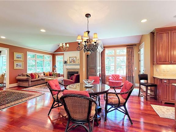 4th image of 39 Hampton Ct