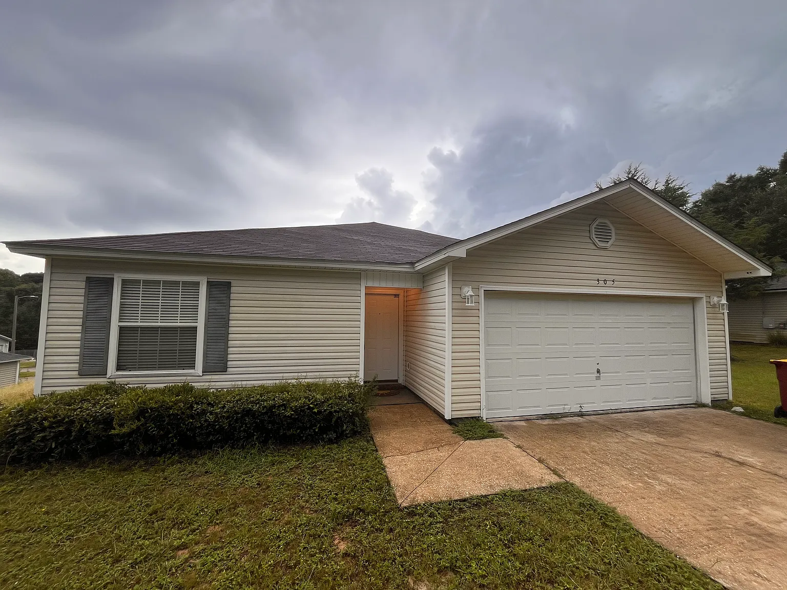 3 bed, 1244 sqft, $1,725 — Photo 1