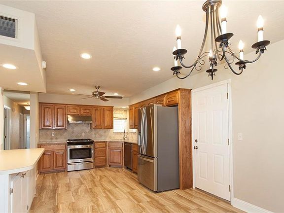 4th image of 1626 Crestview Dr