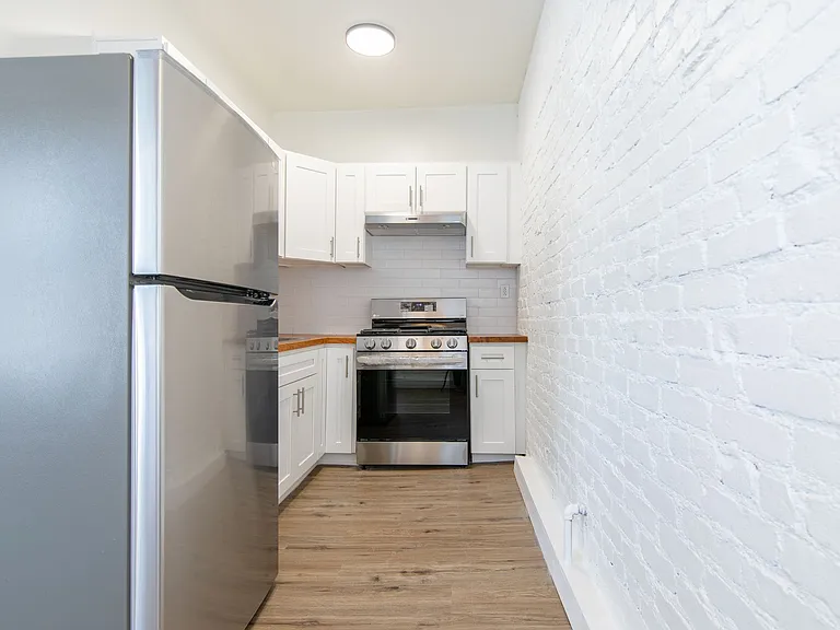 Charming Apartment with Urban Convenience — Photo 6