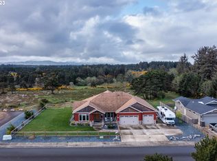 907 Seacrest Dr, Bandon, OR 97411