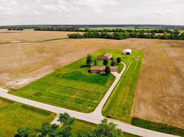 1046 Wisher Rd, Patoka, IL 62875