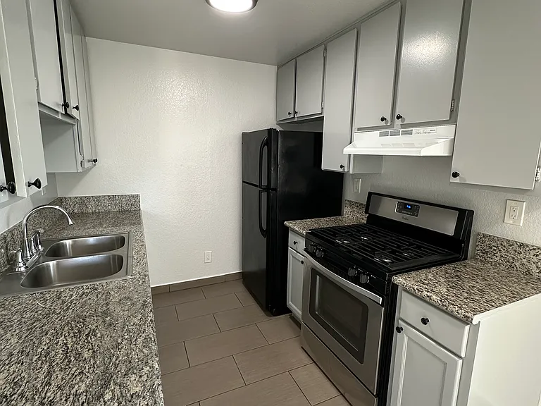 1033 Broad Ave #201 — Photo 3