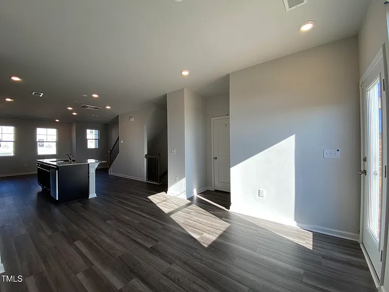 706 Gimari Dr — Photo 7