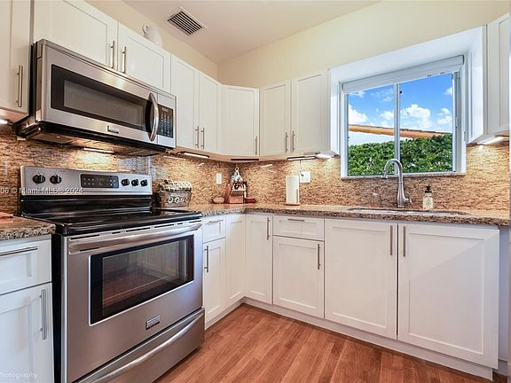 5th image of 907 Monterey St