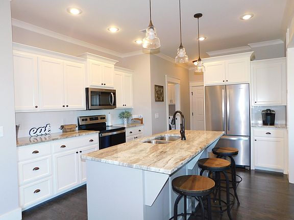 3rd image of 108 Promenade Cir