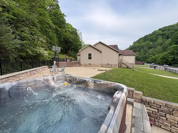 1852 Raccoon Rd, Raccoon, KY 41557