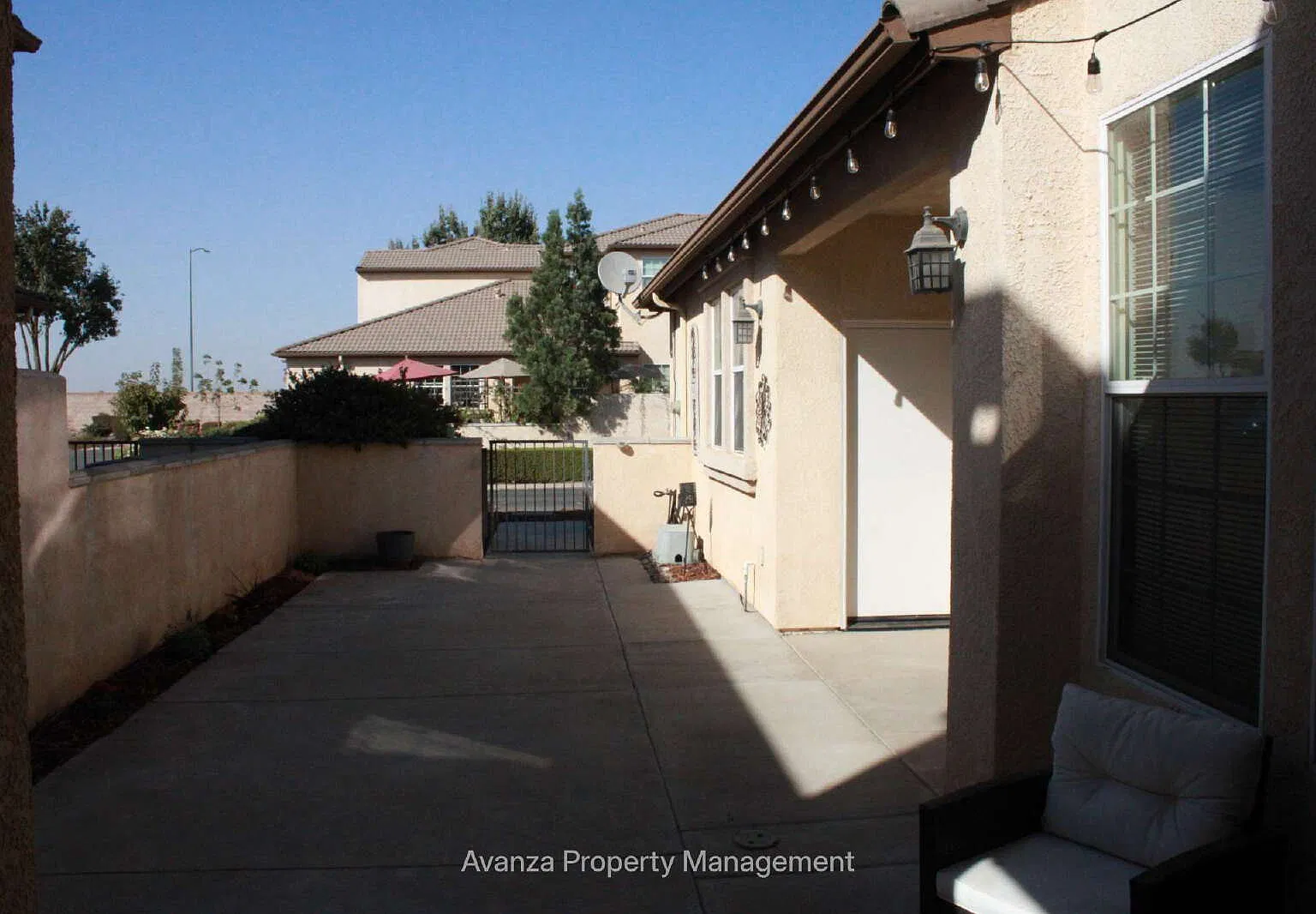 3 bed, 3.0 bath, 1942 sqft, $2,595 — Photo 3