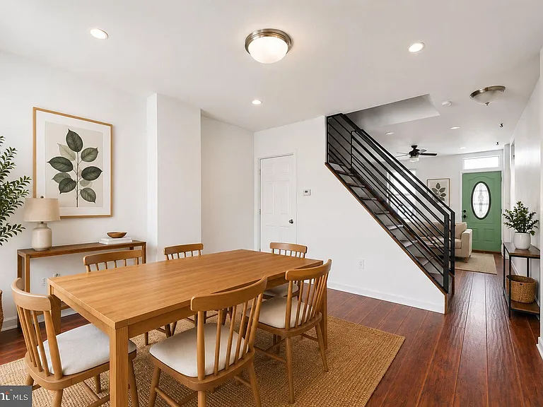 2318 E Letterly St — Photo 4