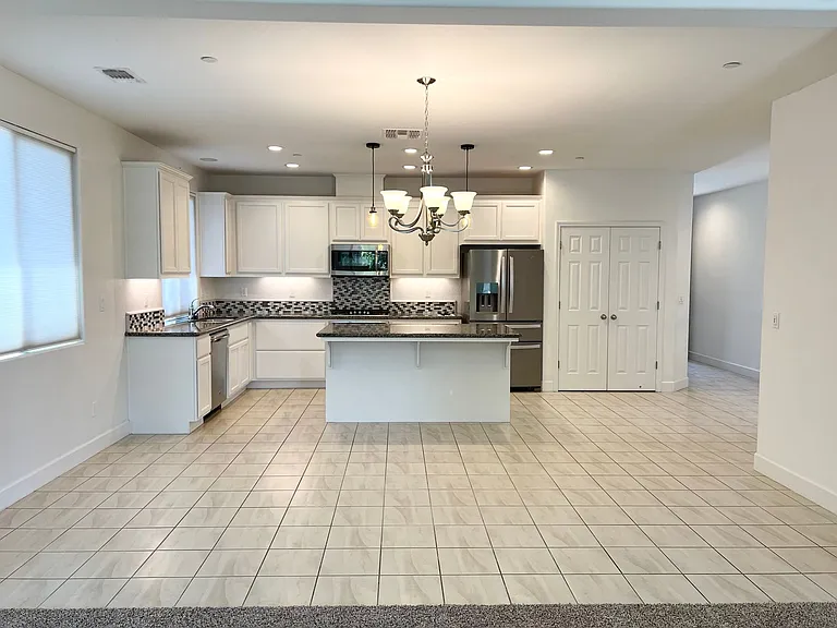 937 Lindsay Ln — Photo 6