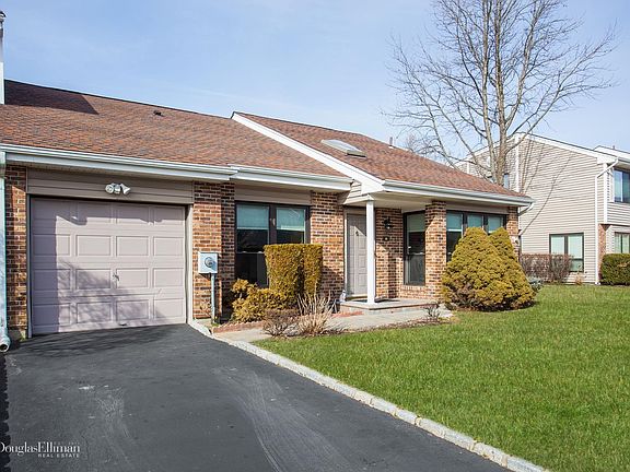 3rd image of 14 W Pond Ct
