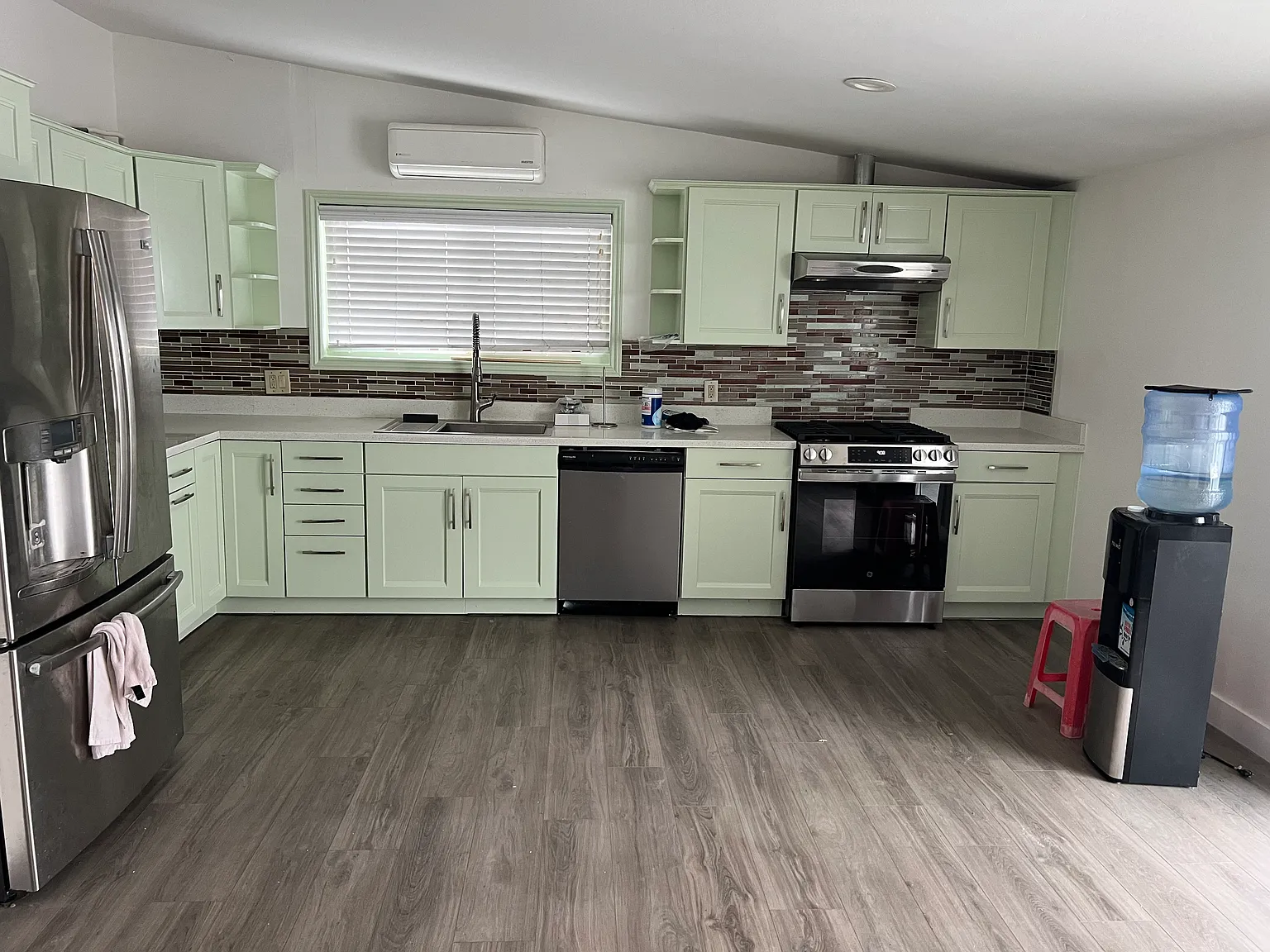 3 bed, 1080 sqft, $3,200 — Photo 4