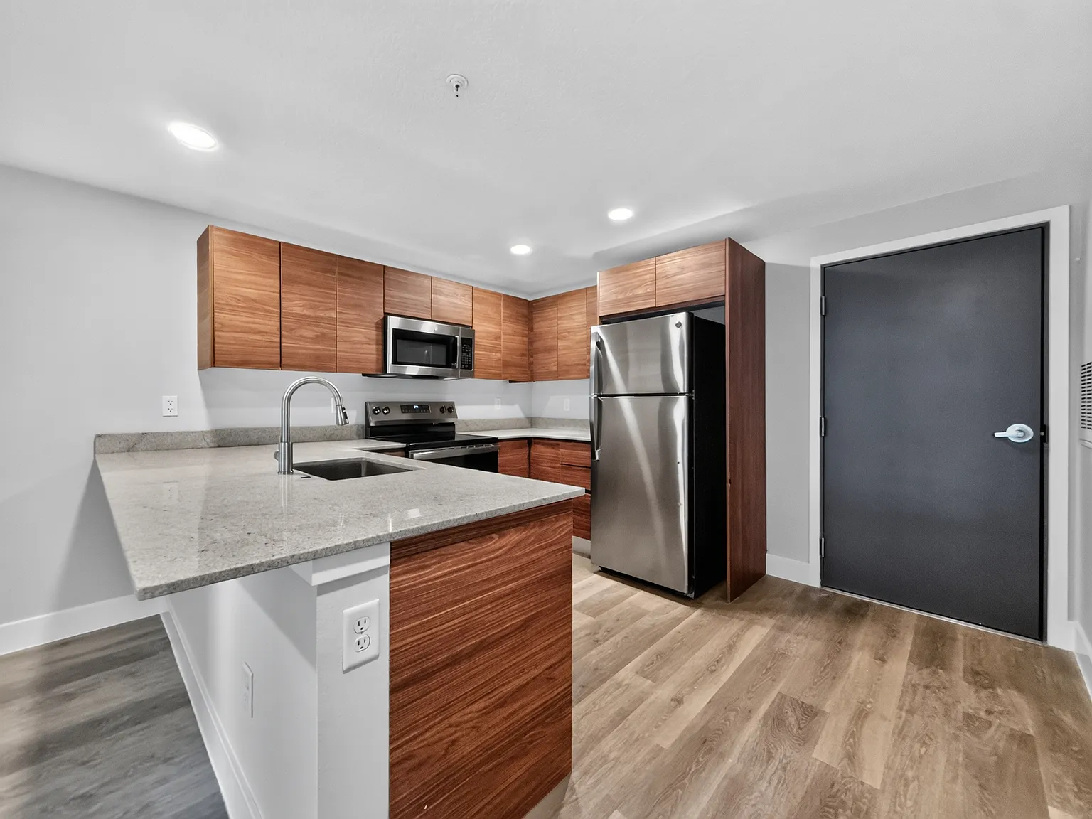 3 bed, 774 sqft, $1,700 — Photo 2