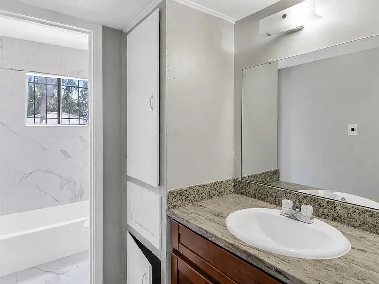122 E Crosstimbers St #117 — Photo 7