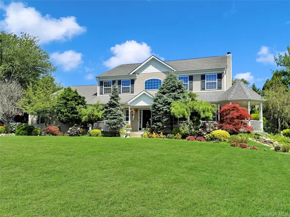 36 Ashley Circle, Manorville, NY 11949