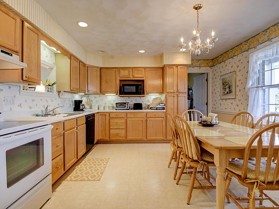 3rd image of 401 Corllens Ln