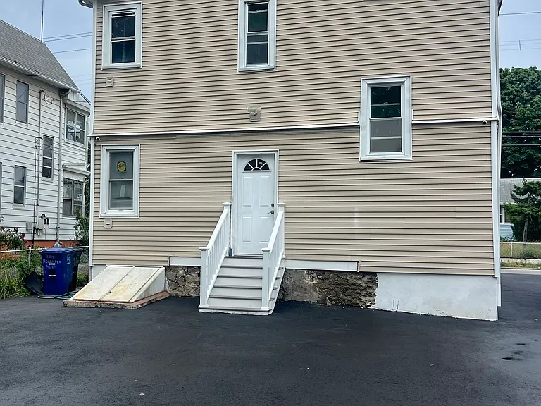 137 Hollister Ave — Photo 3