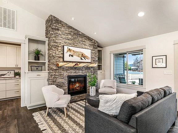 2nd image of 209 SW Meadow Lakes Dr