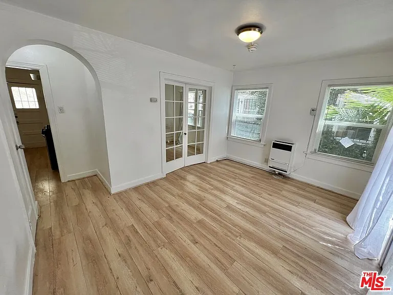 934 1/2 S Berendo St — Photo 2