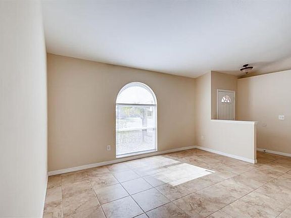 3rd image of 9719 Glenpointe Dr