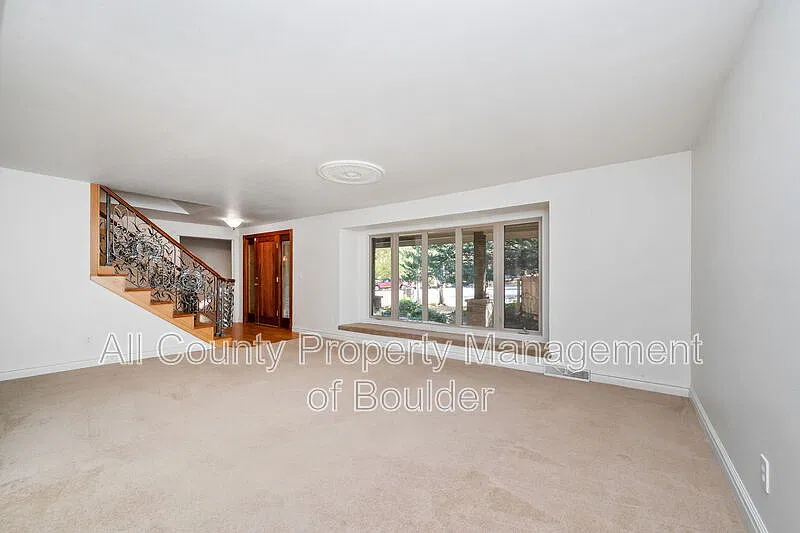 5 bed, 3.5 bath, 3432 sqft, $3,695 — Photo 3