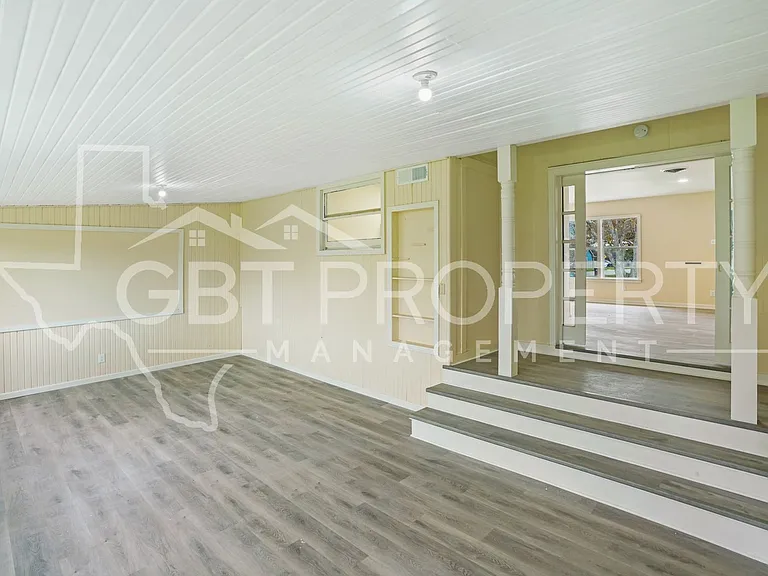 328 Williams St — Photo 9