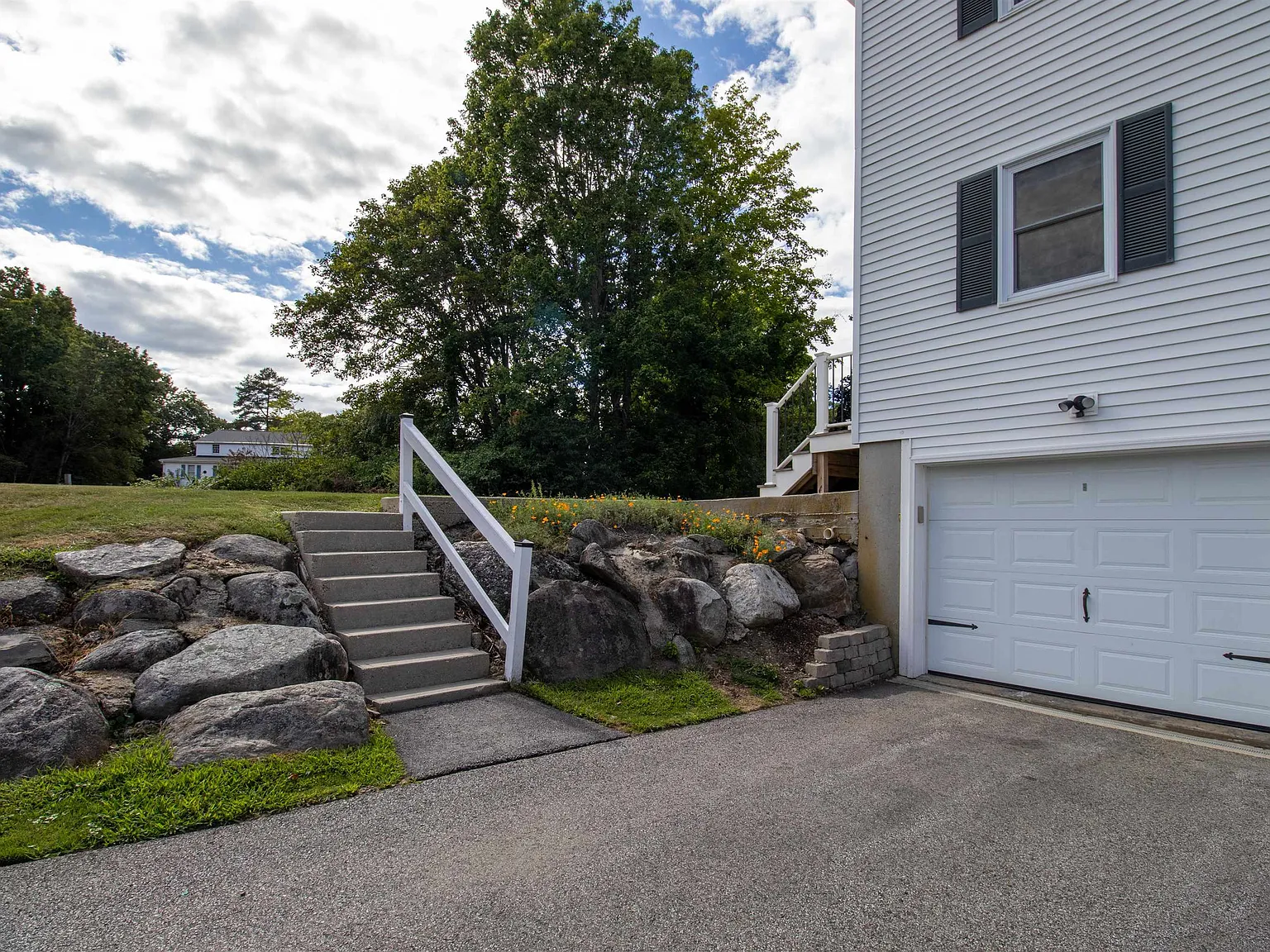3 bed, 1.0 bath, 1300 sqft, $3,000 — Photo 2