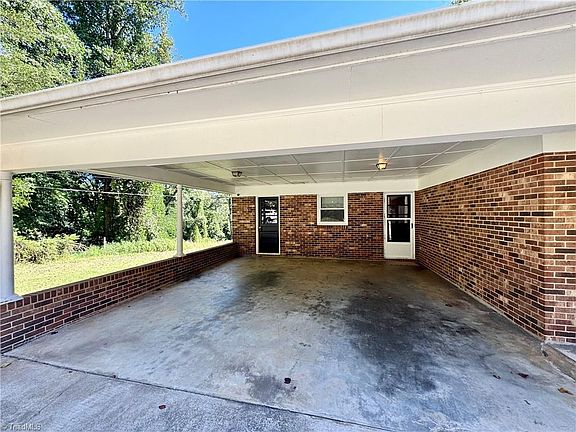5th image of 140 NE Circle Ct