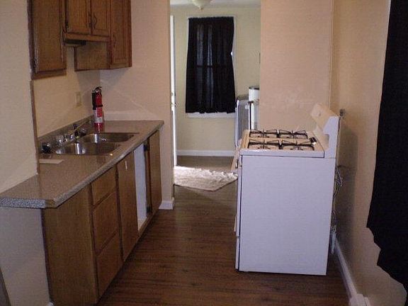 4th image of 252 Robert St