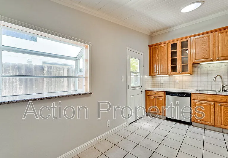 1125 Burgoyne St — Photo 10
