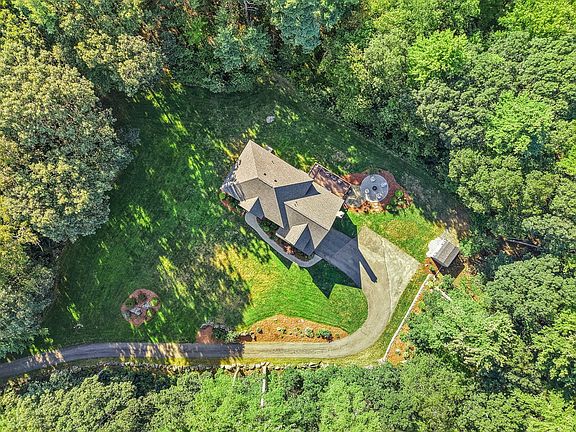 3rd image of 68 Quaker Ln
