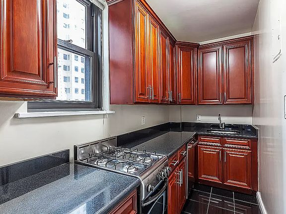 4th image of 150 W 47th St APT 11F
