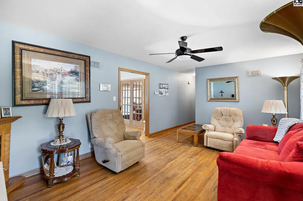 3 bed, 1305 sqft, $1,450 — Photo 2