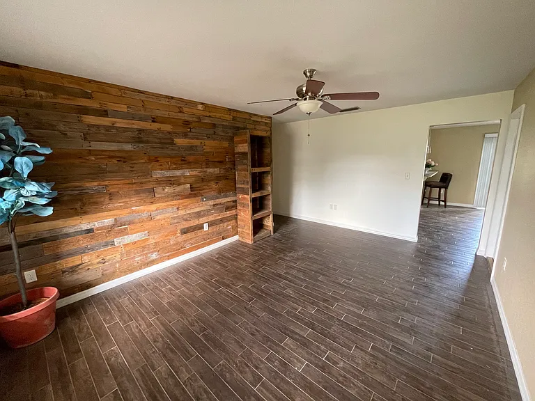 2205 Country Loop S — Photo 4